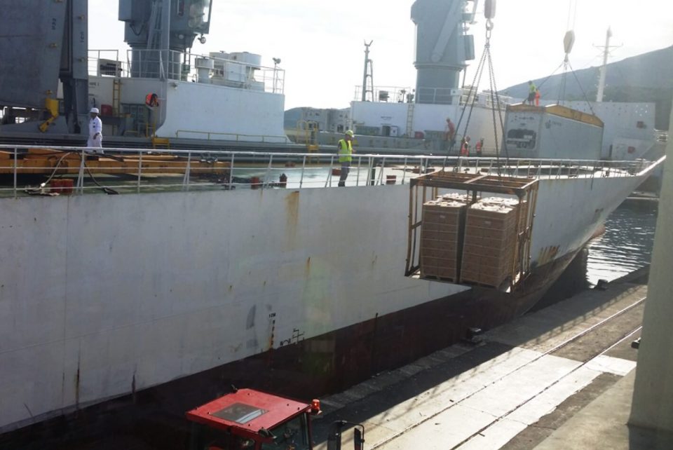 Unloading of palletized cargo